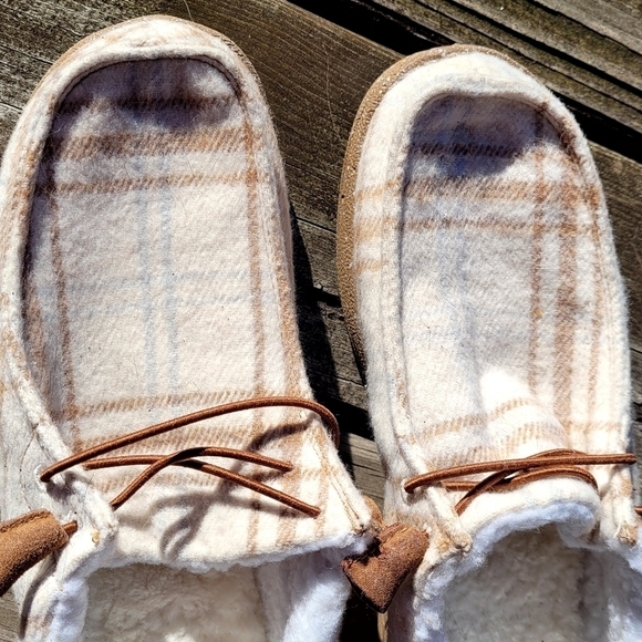 Lamo Slip Ons - Picture 3 of 9